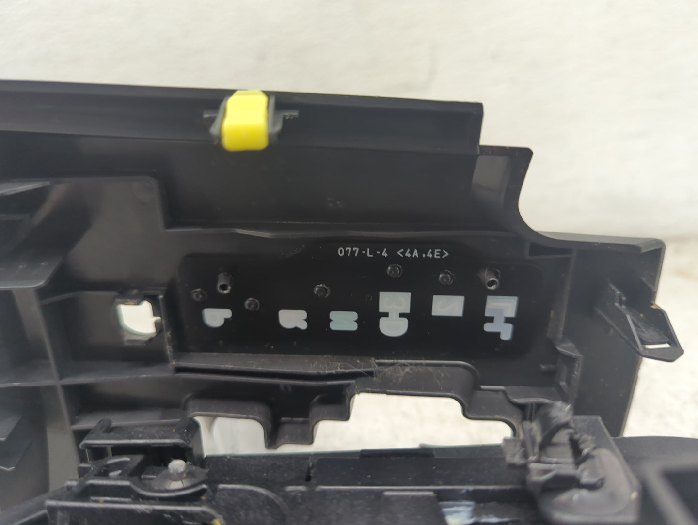 2006 Toyota Rav4 Floor Console Assembly Shifter - Oemusedautoparts1.com