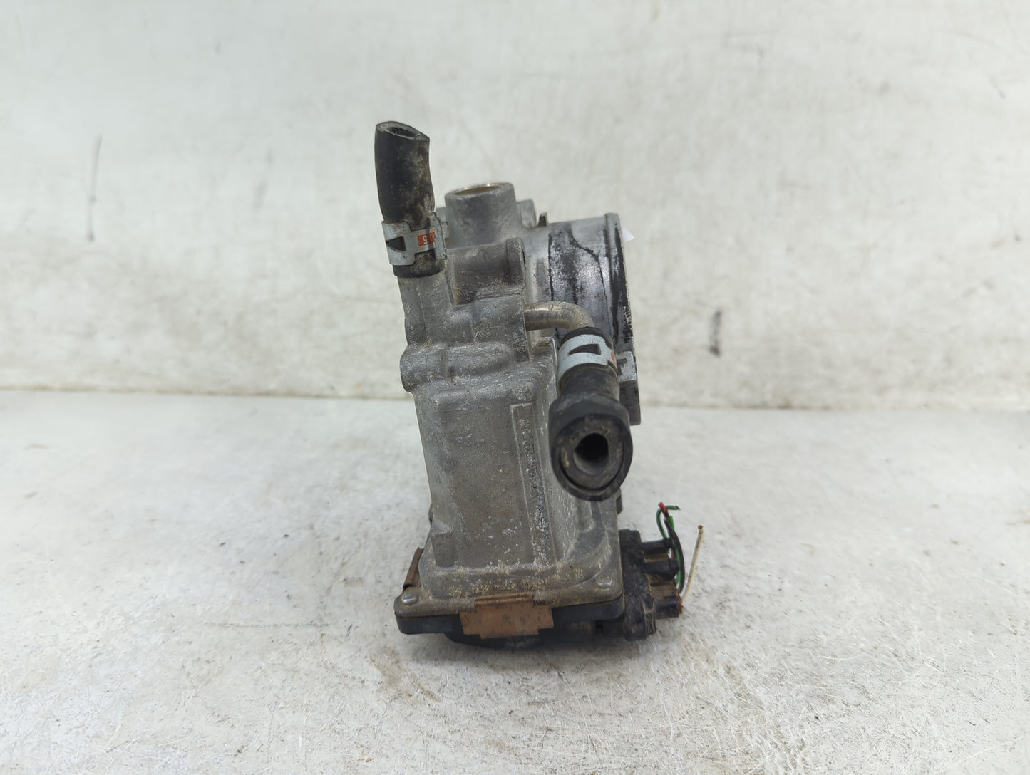2004-2006 Toyota Sienna Throttle Body P/N:22030-0A020 Fits Fits 2003 2004 2005 2006 2007 2008 2009 2010 OEM Used Auto Parts 