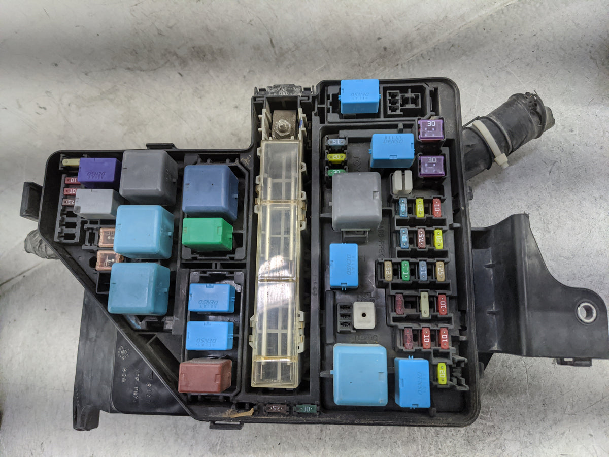 2004-2006 Toyota Sienna Fusebox Fuse Box Panel Relay Module P/N:82741-08010 82741-08020, 82620-08010 Fits Fits 2004 2005 200