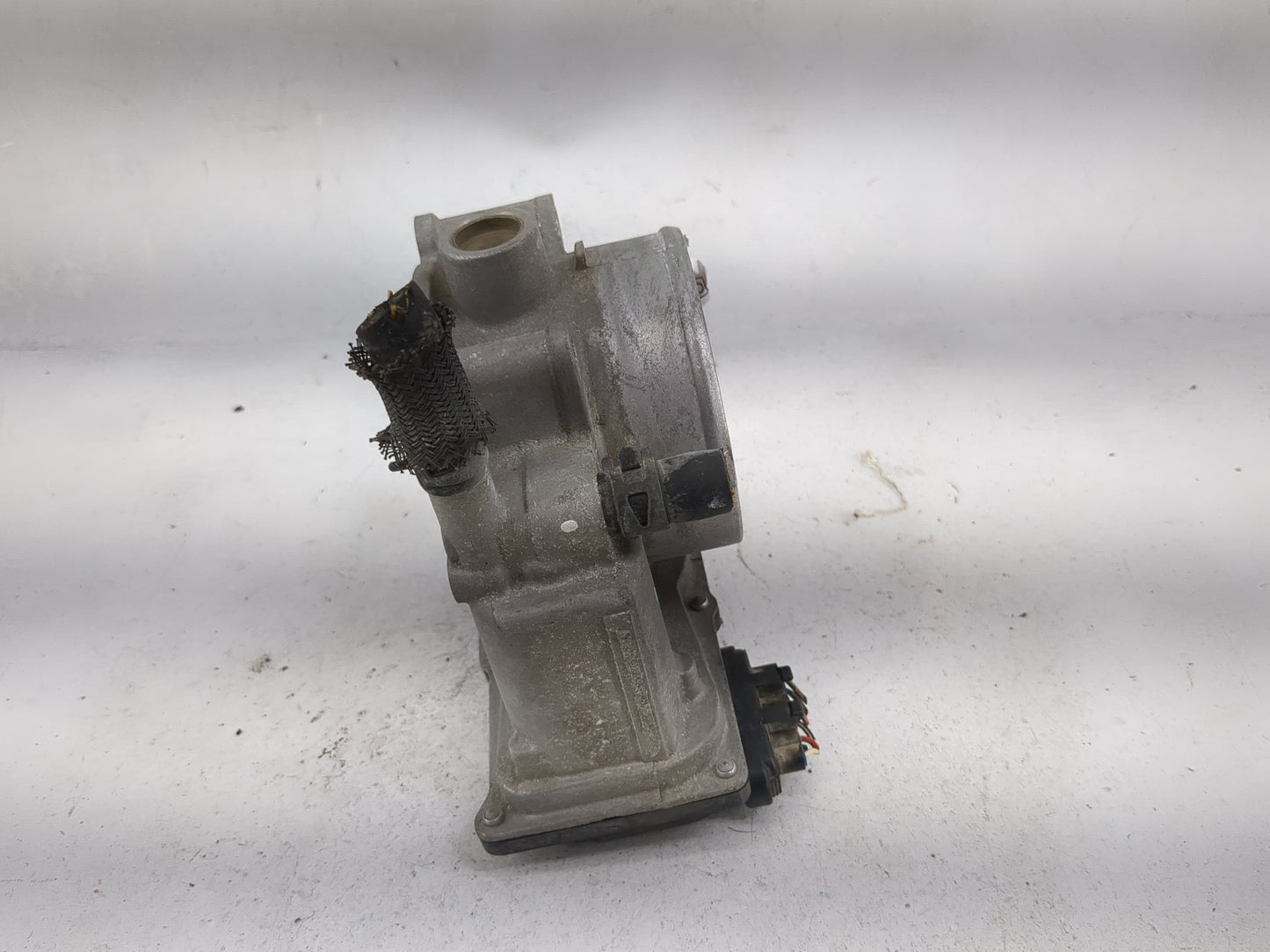 2005-2009 Toyota Tundra Throttle Body P/N:22030-0F010 Fits Fits 2005 2006 2007 2008 2009 OEM Used Auto Parts - Oemusedautopa