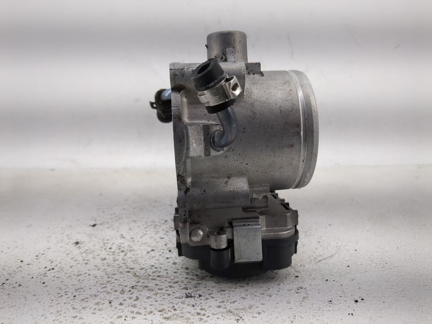 2006 Volkswagen Beetle Throttle Body P/N:07K 133 062 B Fits Fits 2005 OEM Used Auto Parts - Oemusedautoparts1.com