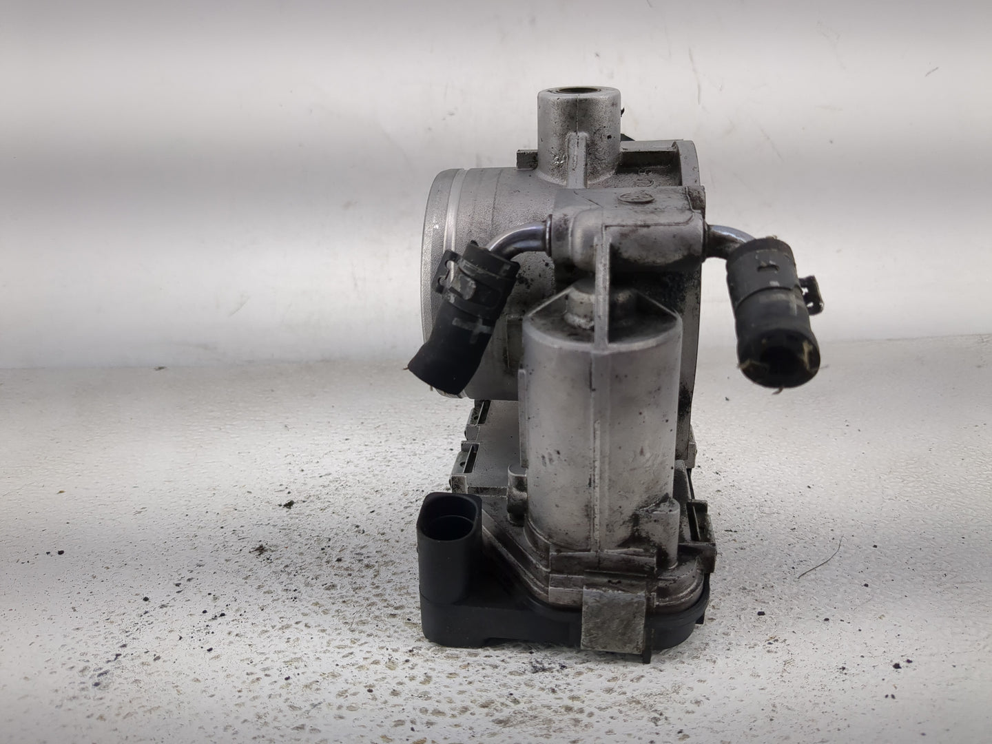 2006 Volkswagen Beetle Throttle Body P/N:07K 133 062 B Fits Fits 2005 OEM Used Auto Parts - Oemusedautoparts1.com