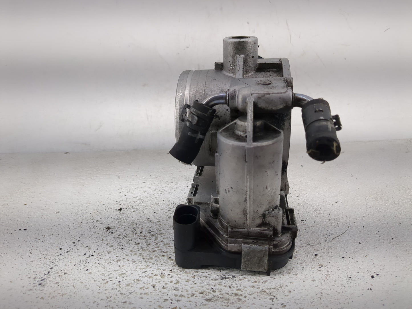 2006 Volkswagen Beetle Throttle Body P/N:07K 133 062 B Fits Fits 2005 OEM Used Auto Parts - Oemusedautoparts1.com