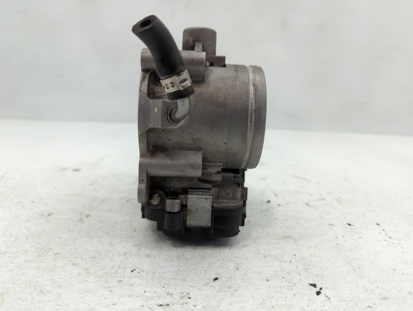 2006 Volkswagen Beetle Throttle Body P/N:07K 133 062 B Fits Fits 2005 OEM Used Auto Parts - Oemusedautoparts1.com