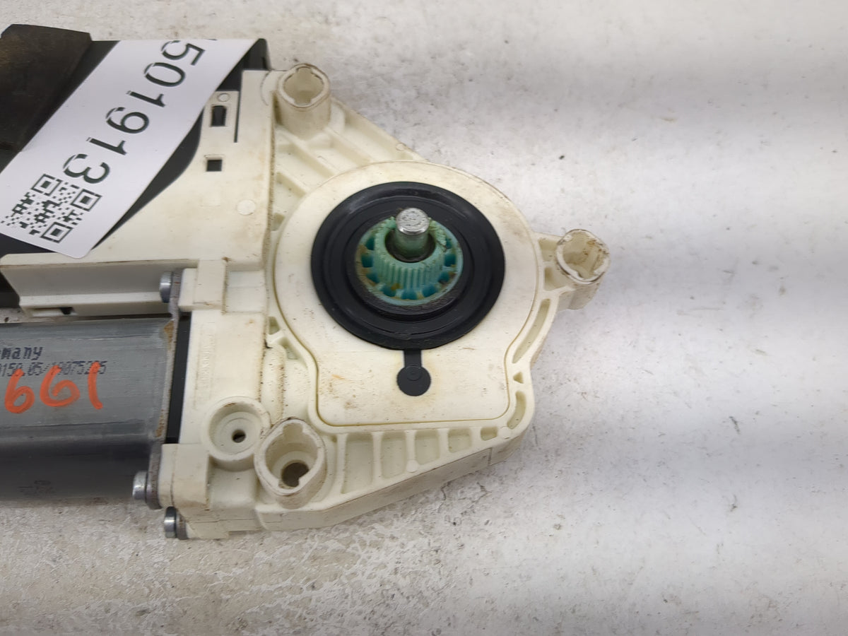 Volkswagen Golf Passenger Front Right Power Window Motor 1501913 - Oemusedautoparts1.com