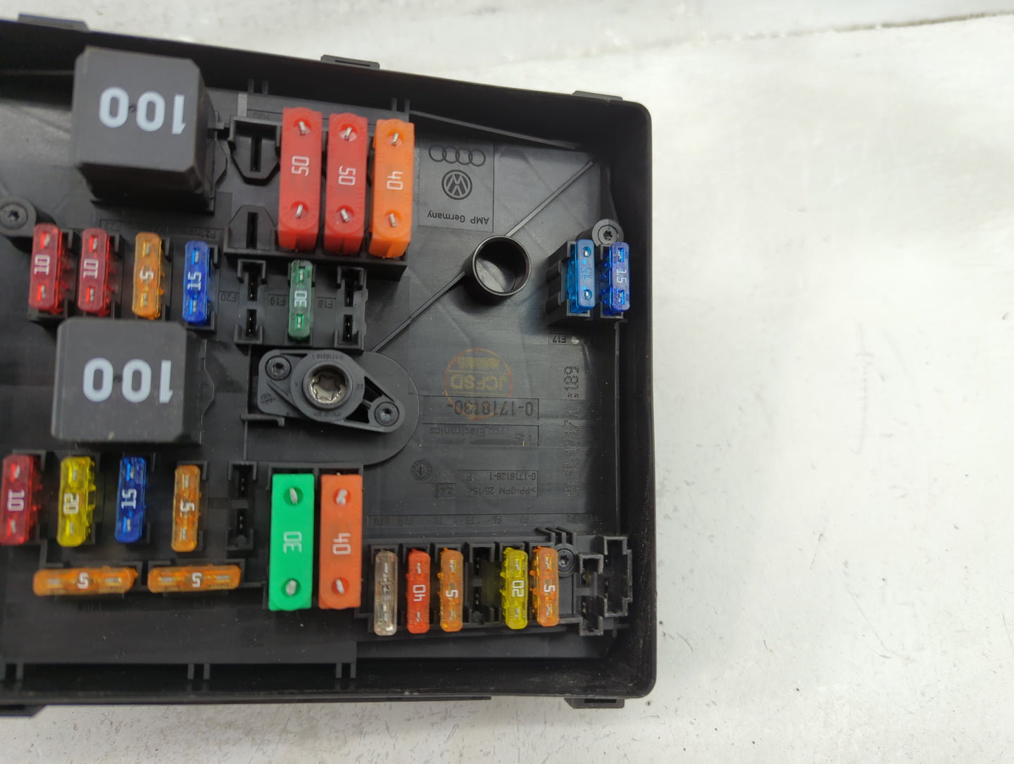 2005-2006 Volkswagen Jetta Fusebox Fuse Box Panel Relay Module P/N:1K0937125D Fits Fits 2005 2006 2007 OEM Used Auto Parts -