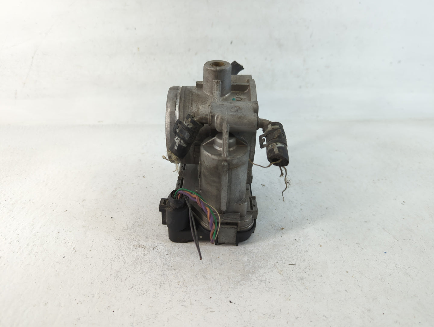 2005-2006 Volkswagen Jetta Throttle Body P/N:07K 159 062 Fits Fits 2005 2006 OEM Used Auto Parts - Oemusedautoparts1.com