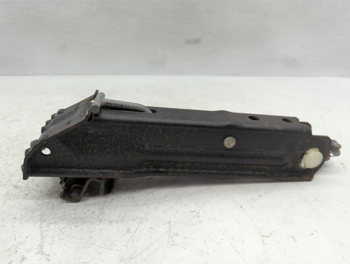 2006 Volkswagen Passat Spare Scissor Car Jack - Oemusedautoparts1.com