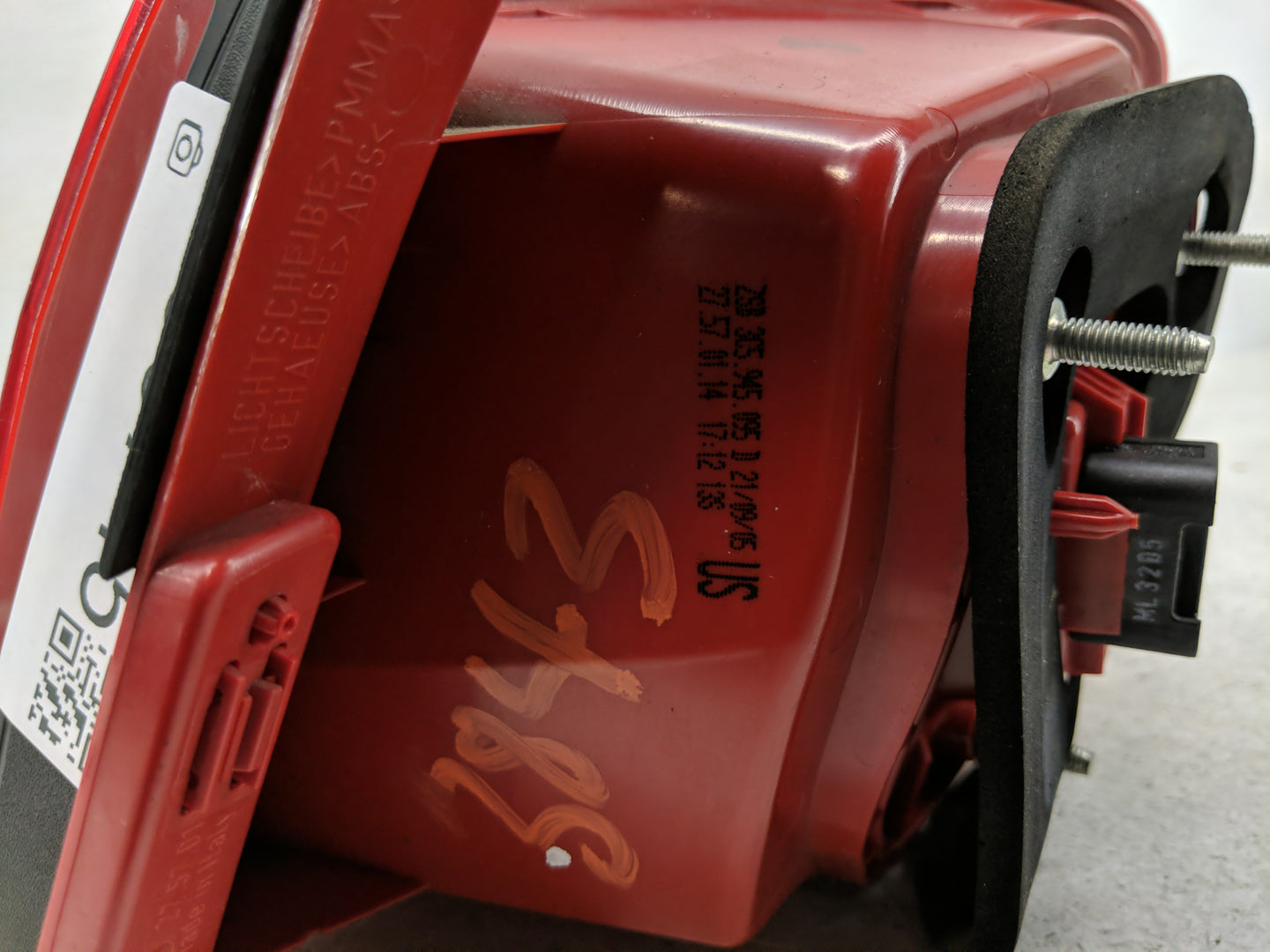 2006-2008 Volkswagen Passat Tail Light Assembly Driver Left OEM P/N:ZSB 3C5 945 095 Fits Fits 2006 2007 2008 OEM Used Auto P