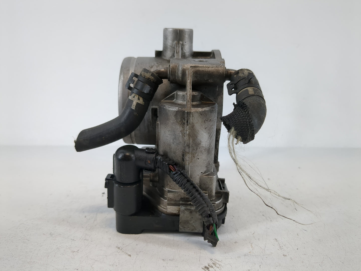 2006 Volkswagen Rabbit Throttle Body P/N:07K 133 062 B Fits Fits 2005 OEM Used Auto Parts - Oemusedautoparts1.com