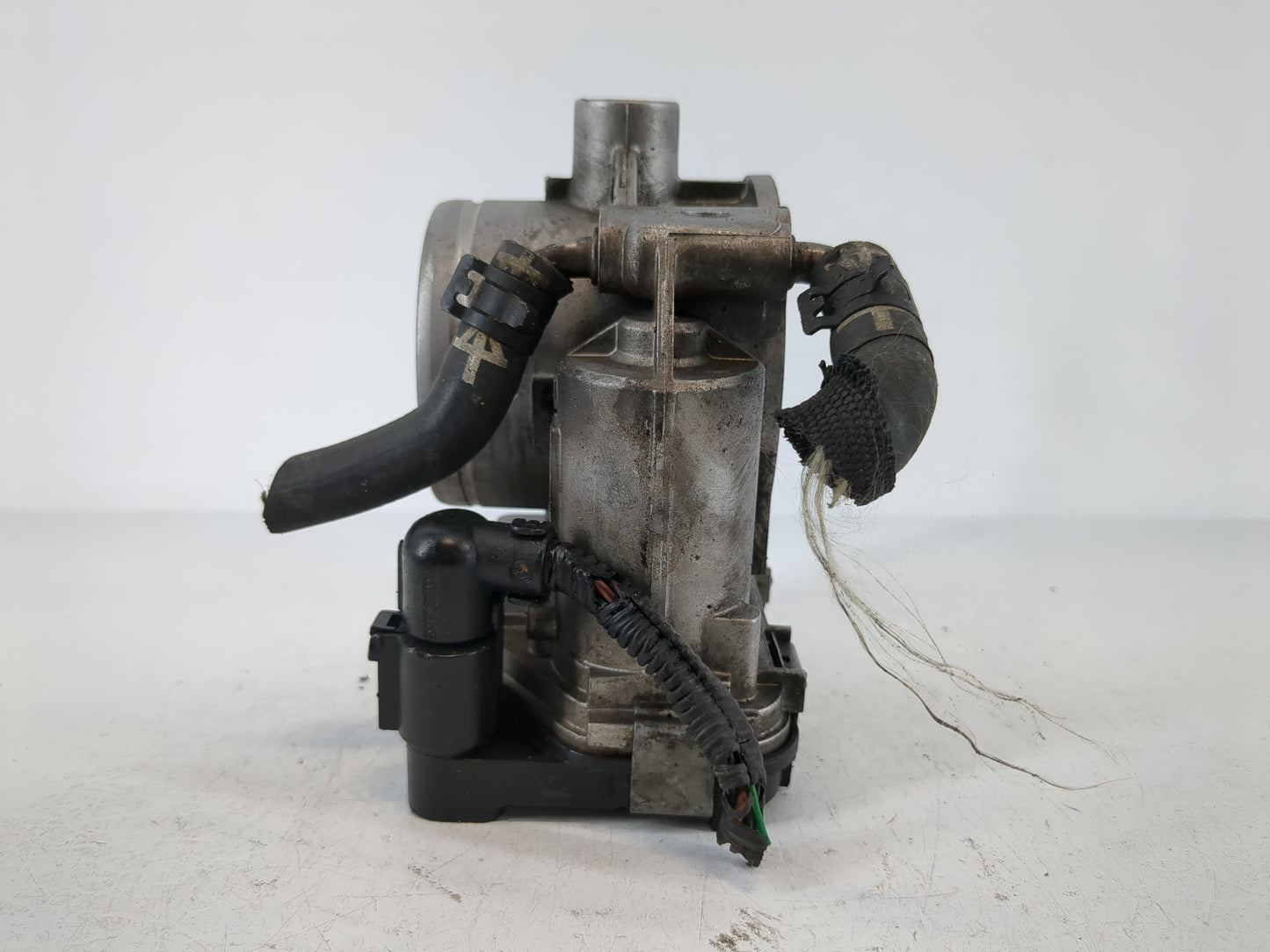 2006 Volkswagen Rabbit Throttle Body P/N:07K 133 062 B Fits Fits 2005 OEM Used Auto Parts - Oemusedautoparts1.com