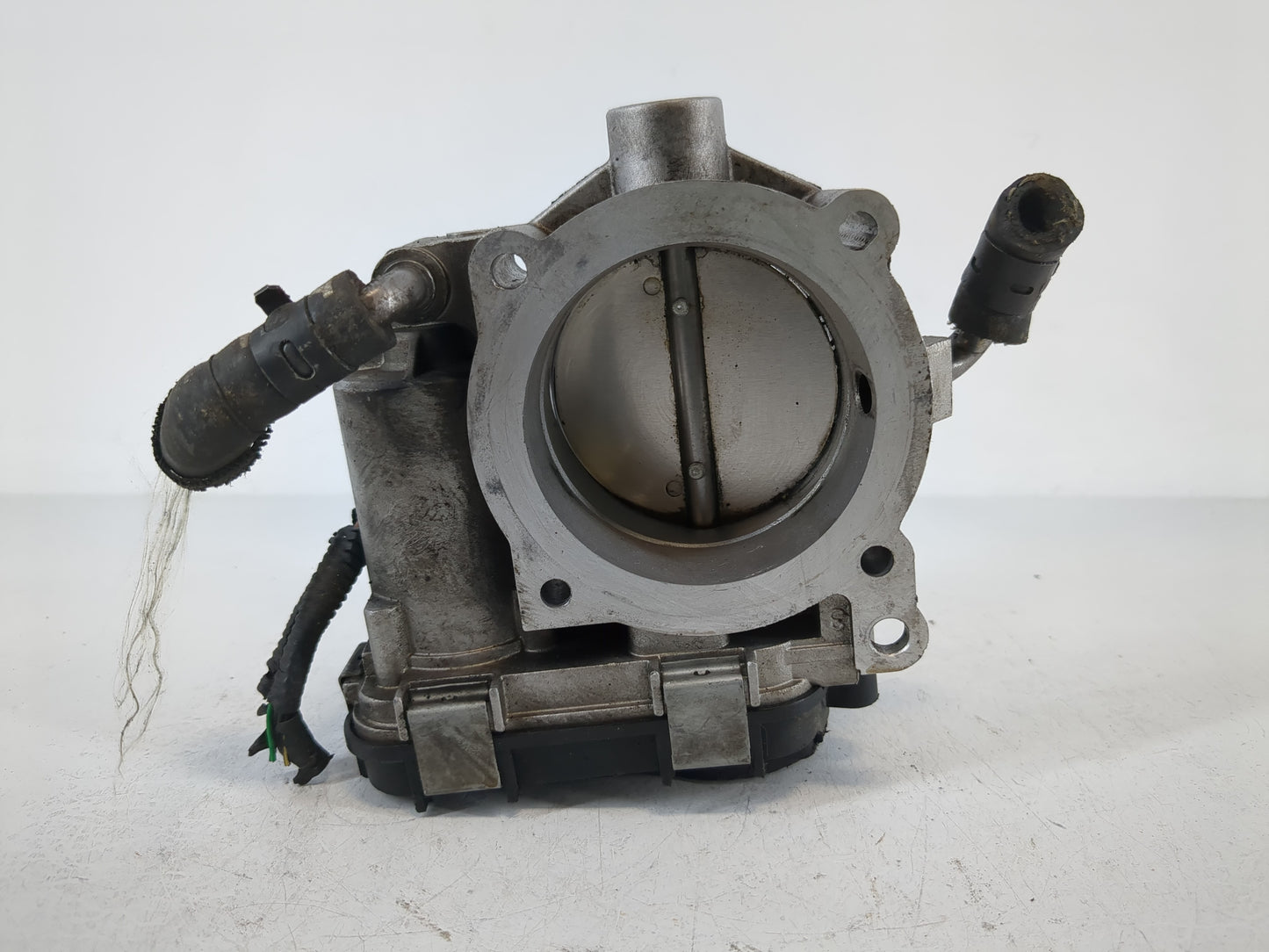 2006 Volkswagen Rabbit Throttle Body P/N:07K 133 062 B Fits Fits 2005 OEM Used Auto Parts - Oemusedautoparts1.com