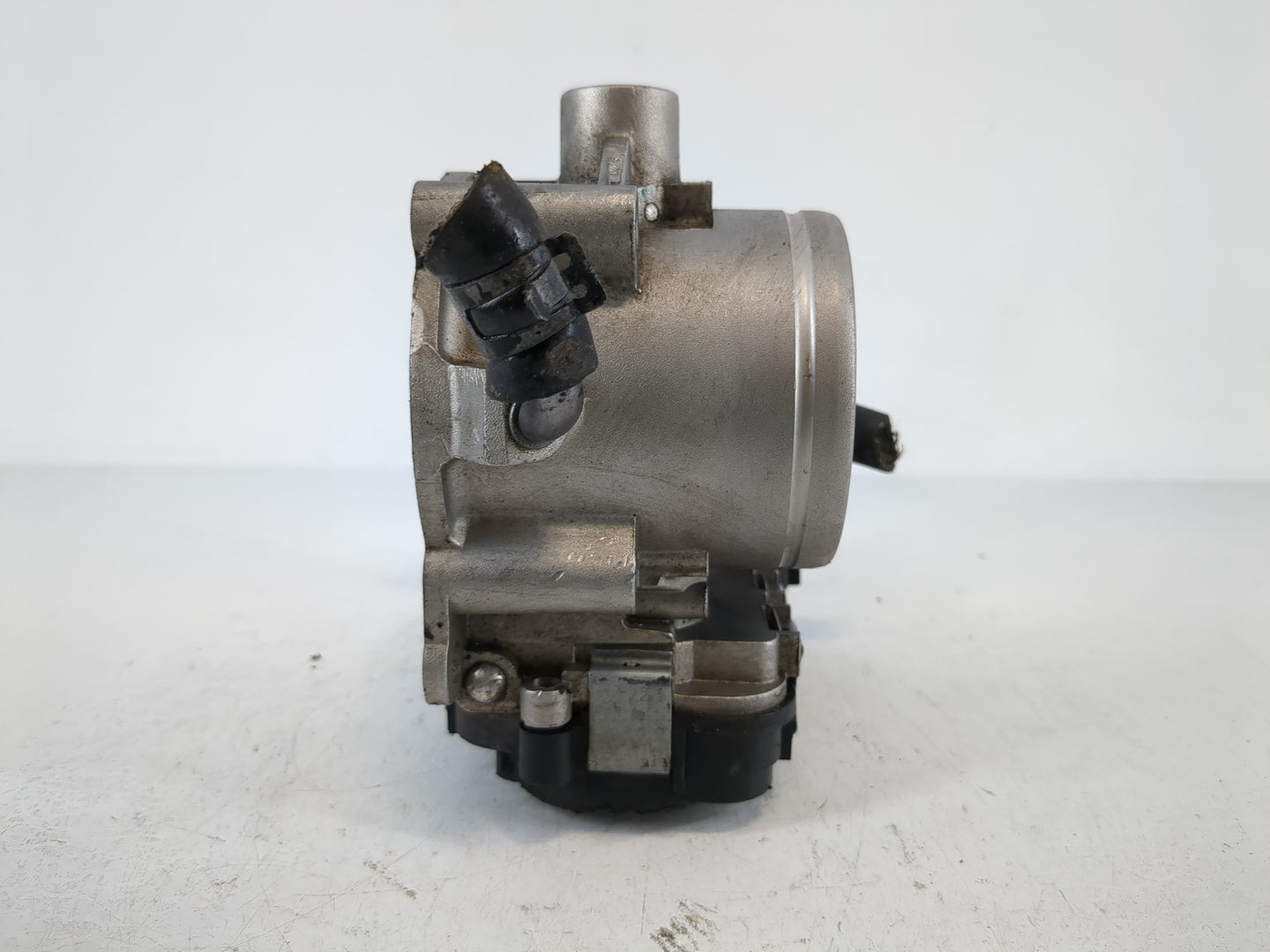 2006 Volkswagen Rabbit Throttle Body P/N:07K 133 062 B Fits Fits 2005 OEM Used Auto Parts - Oemusedautoparts1.com