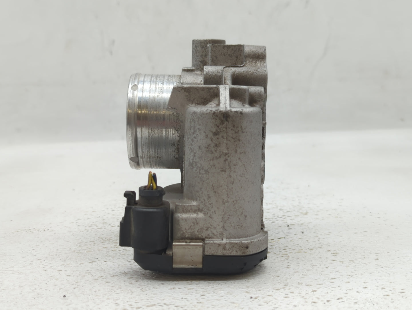 2006 Volvo V40 Throttle Body P/N:7S7G-9F991-B7A Fits Fits 2004 2005 2007 2008 2009 2010 OEM Used Auto Parts - Oemusedautopar