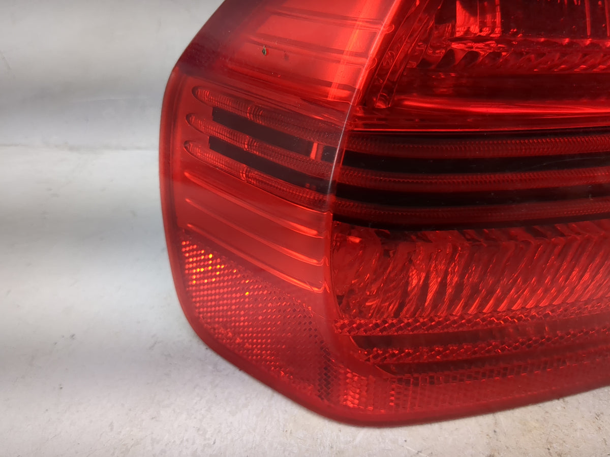 2007-2008 Bmw 328 Tail Light Assembly Driver Left OEM P/N:BMW 7 161 955 27.63.01.20 L2 Fits Fits 2006 2007 2008 OEM Used Aut