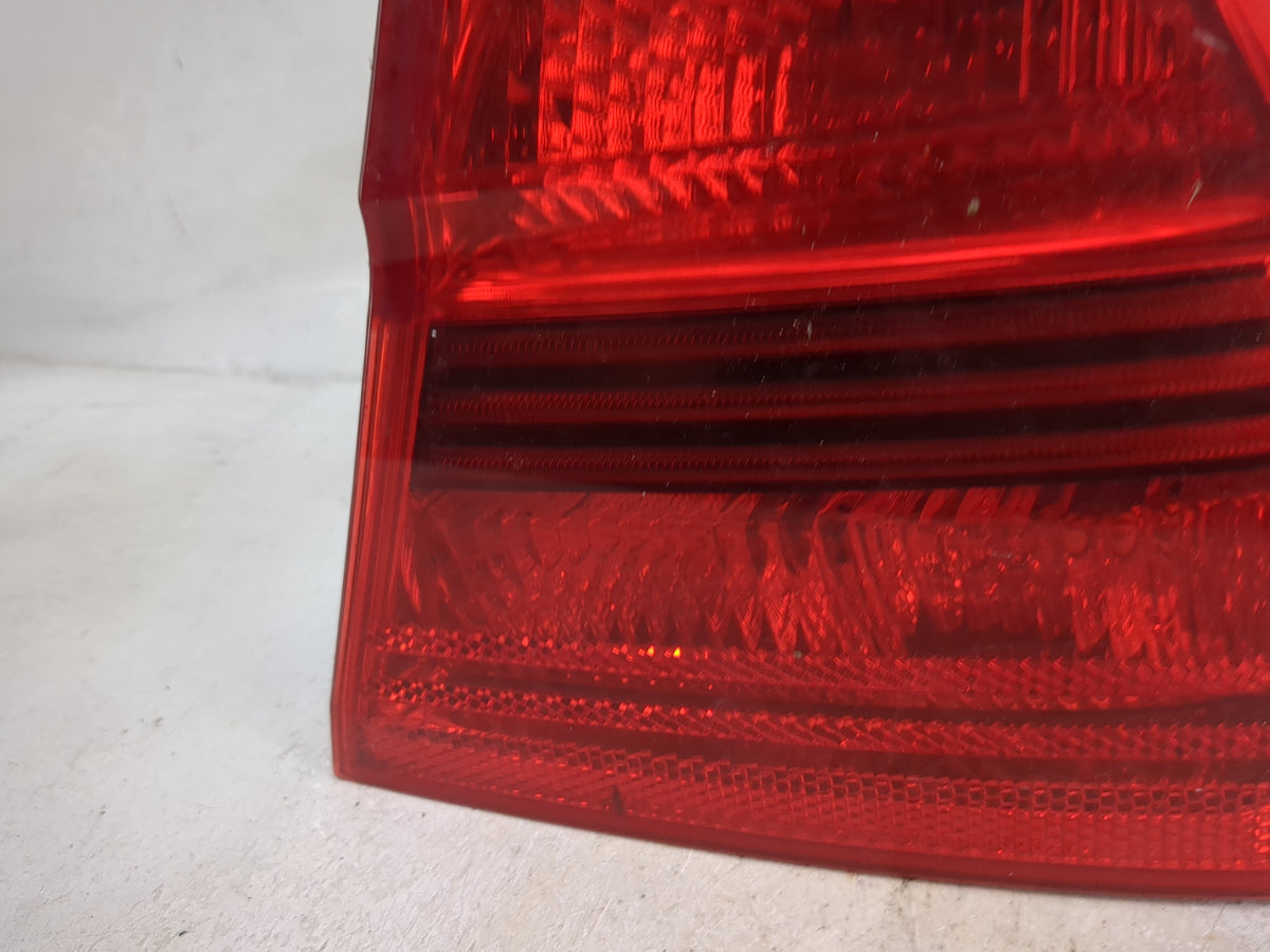 2007-2008 Bmw 328 Tail Light Assembly Passenger Right OEM P/N:7161956 27.63.02.20 Fits Fits 2006 2007 2008 OEM Used Auto Par