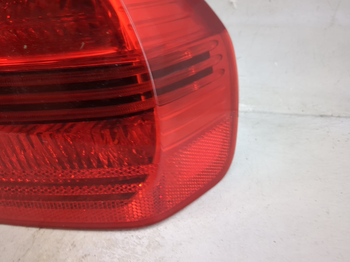 2007-2008 Bmw 328 Tail Light Assembly Passenger Right OEM P/N:7161956 27.63.02.20 Fits Fits 2006 2007 2008 OEM Used Auto Par