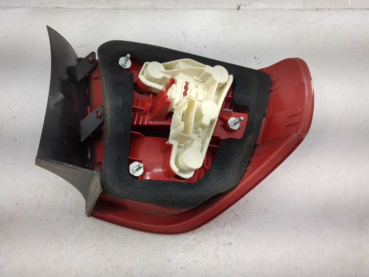 2007-2008 Bmw 328 Tail Light Assembly Passenger Right OEM P/N:7161956 27.63.02.20 Fits Fits 2006 2007 2008 OEM Used Auto Par