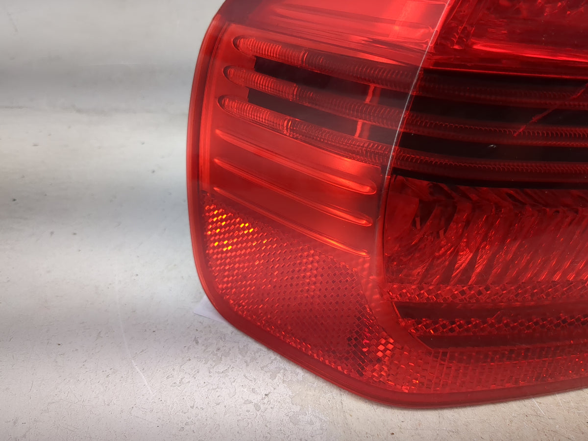 2007-2008 Bmw 328 Tail Light Assembly Driver Left OEM P/N:7163301 Fits Fits 2006 2007 2008 OEM Used Auto Parts - Oemusedauto