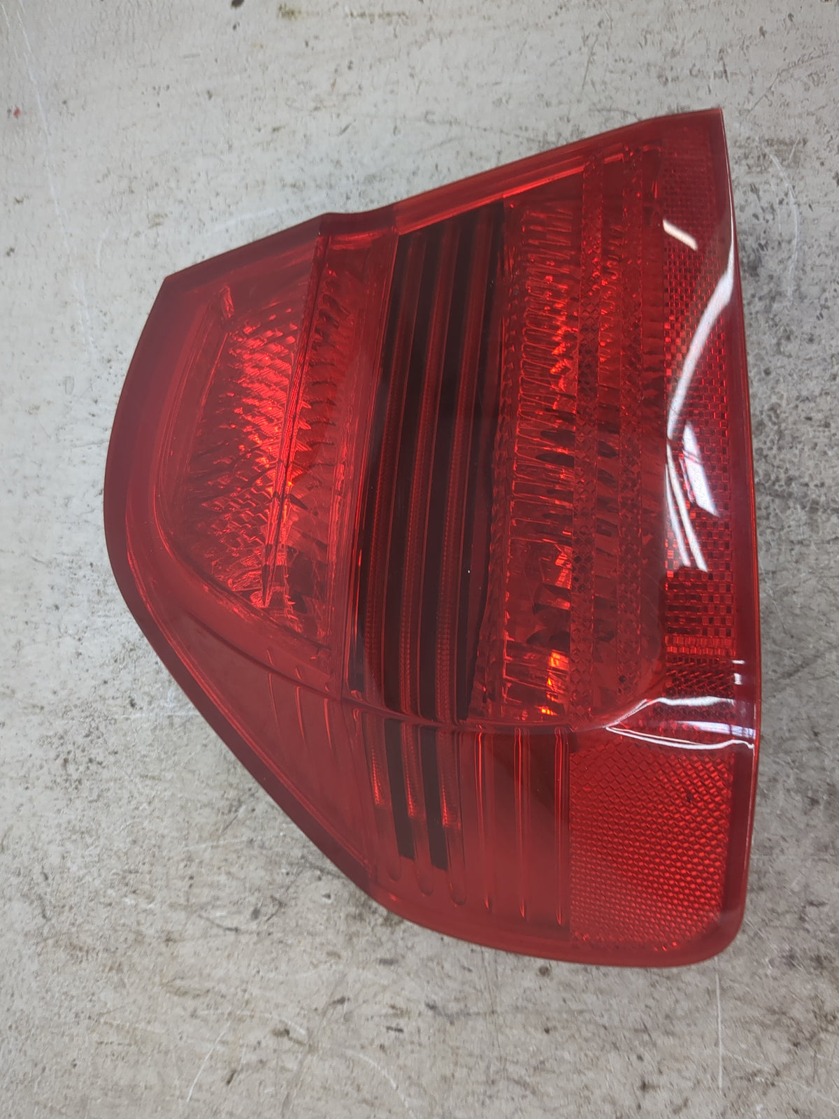 2007-2008 Bmw 328i Tail Light Assembly Driver Left OEM P/N:276301 Fits Fits 2006 2007 2008 OEM Used Auto Parts - Oemusedauto