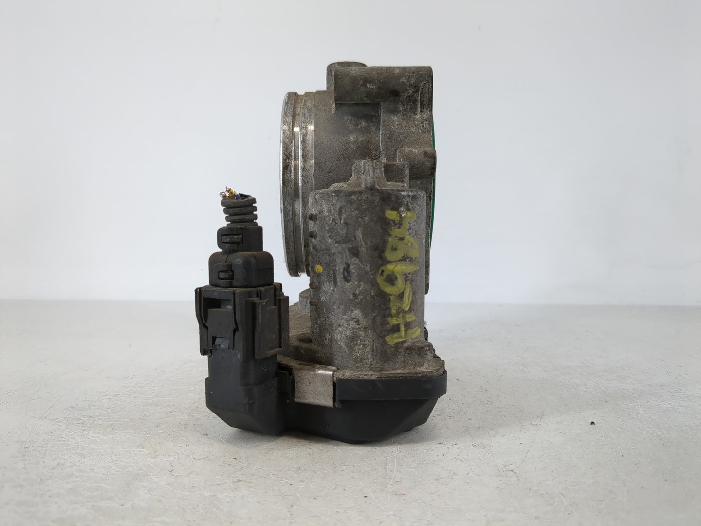2007-2013 Bmw 328i Throttle Body P/N:7 556 118 0-01 Fits Fits 2007 2008 2009 2010 2011 2012 2013 OEM Used Auto Parts - Oemus