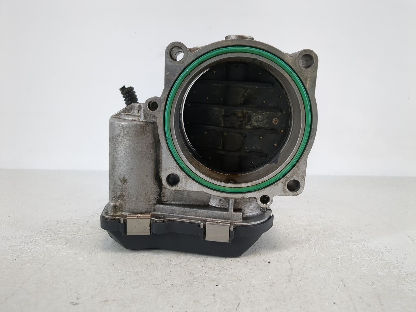 2007-2013 Bmw 328i Throttle Body P/N:7 556 118 0 Fits Fits 2007 2008 2009 2010 2011 2012 2013 OEM Used Auto Parts - Oemuseda