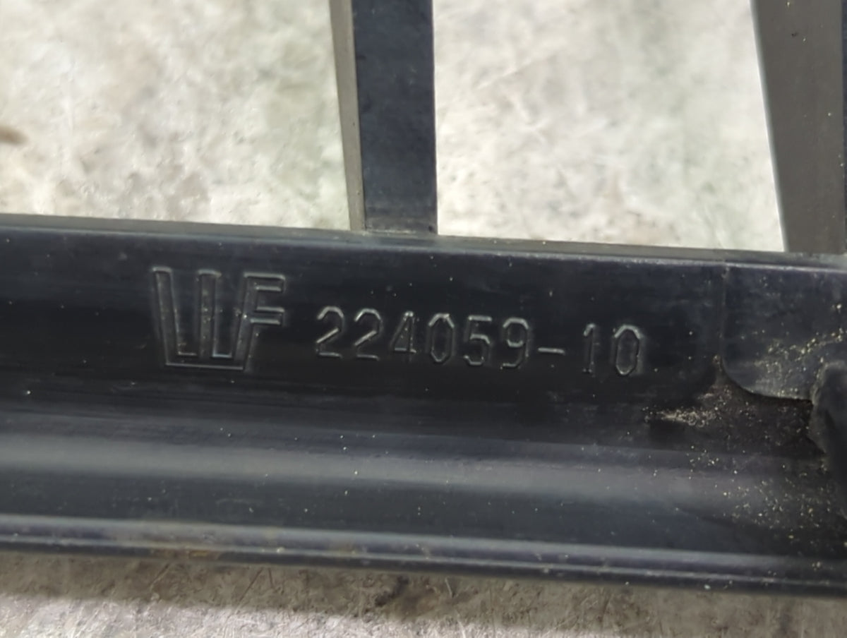 2007-2008 Bmw 328i Front Grille Bumper Not Included 1459810 - Oemusedautoparts1.com