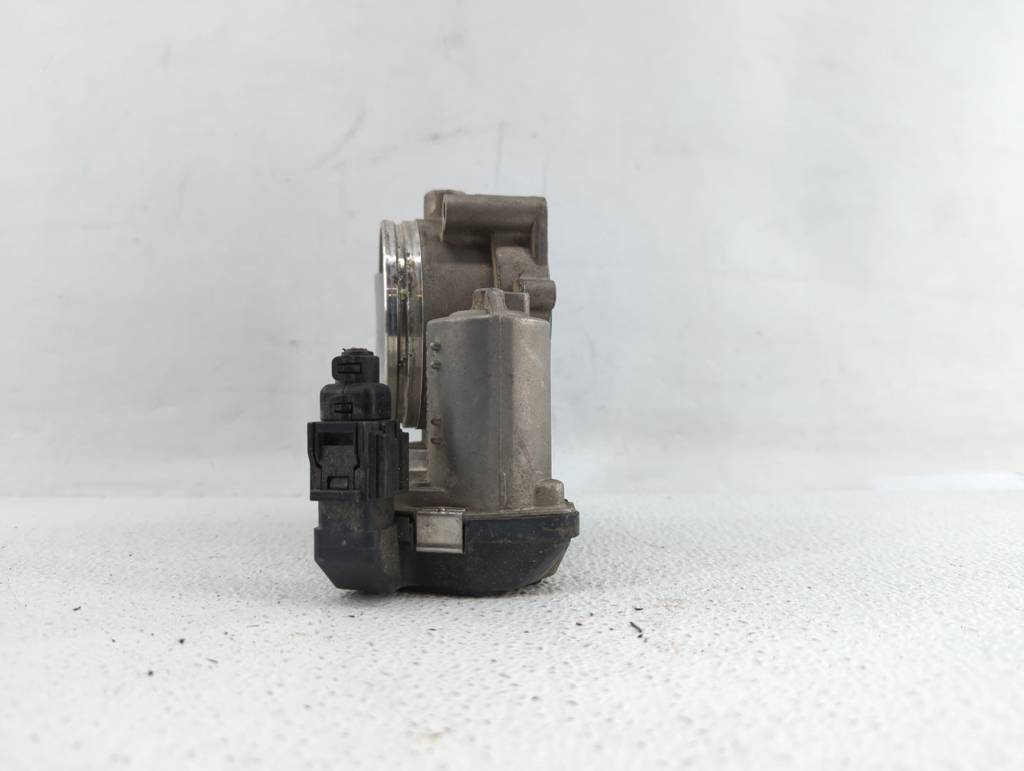 2007-2013 Bmw 328i Throttle Body P/N:7 556 118 1354 7556118 Fits Fits 2007 2008 2009 2010 2011 2012 2013 OEM Used Auto Parts