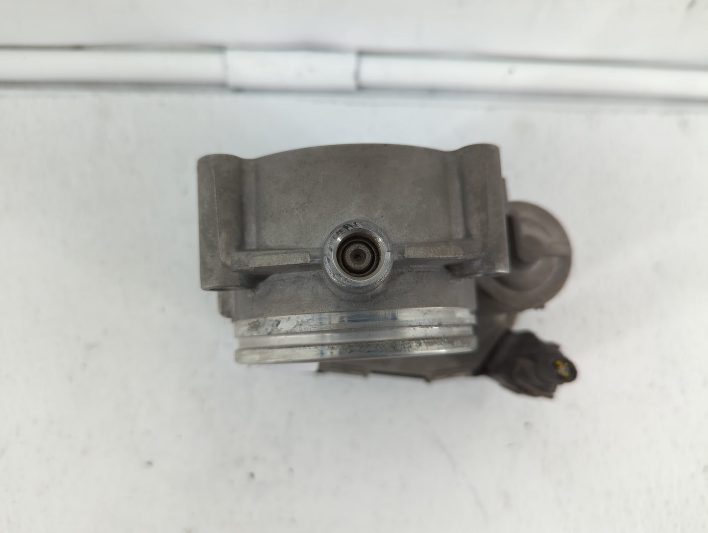 2007-2013 Bmw 328i Throttle Body P/N:7 556 118 1354 7556118 Fits Fits 2007 2008 2009 2010 2011 2012 2013 OEM Used Auto Parts