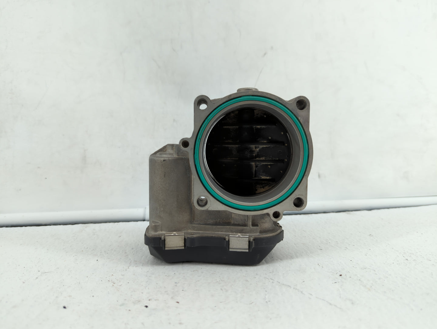 2007-2013 Bmw 328i Throttle Body P/N:7 556 118 1354 7556118 Fits Fits 2007 2008 2009 2010 2011 2012 2013 OEM Used Auto Parts