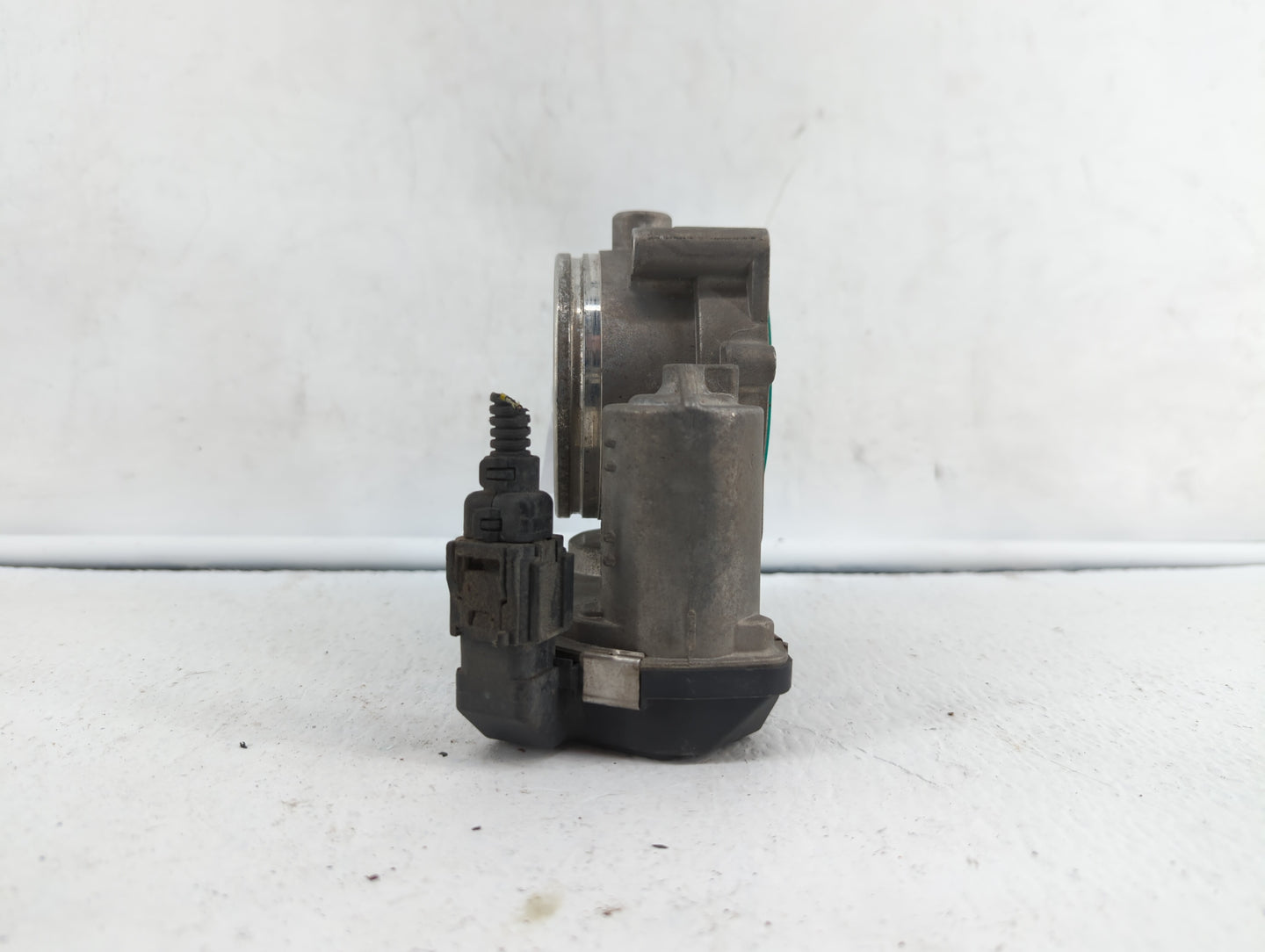 2007-2013 Bmw 328i Throttle Body P/N:7 556 118 1354 7556118 Fits Fits 2007 2008 2009 2010 2011 2012 2013 OEM Used Auto Parts