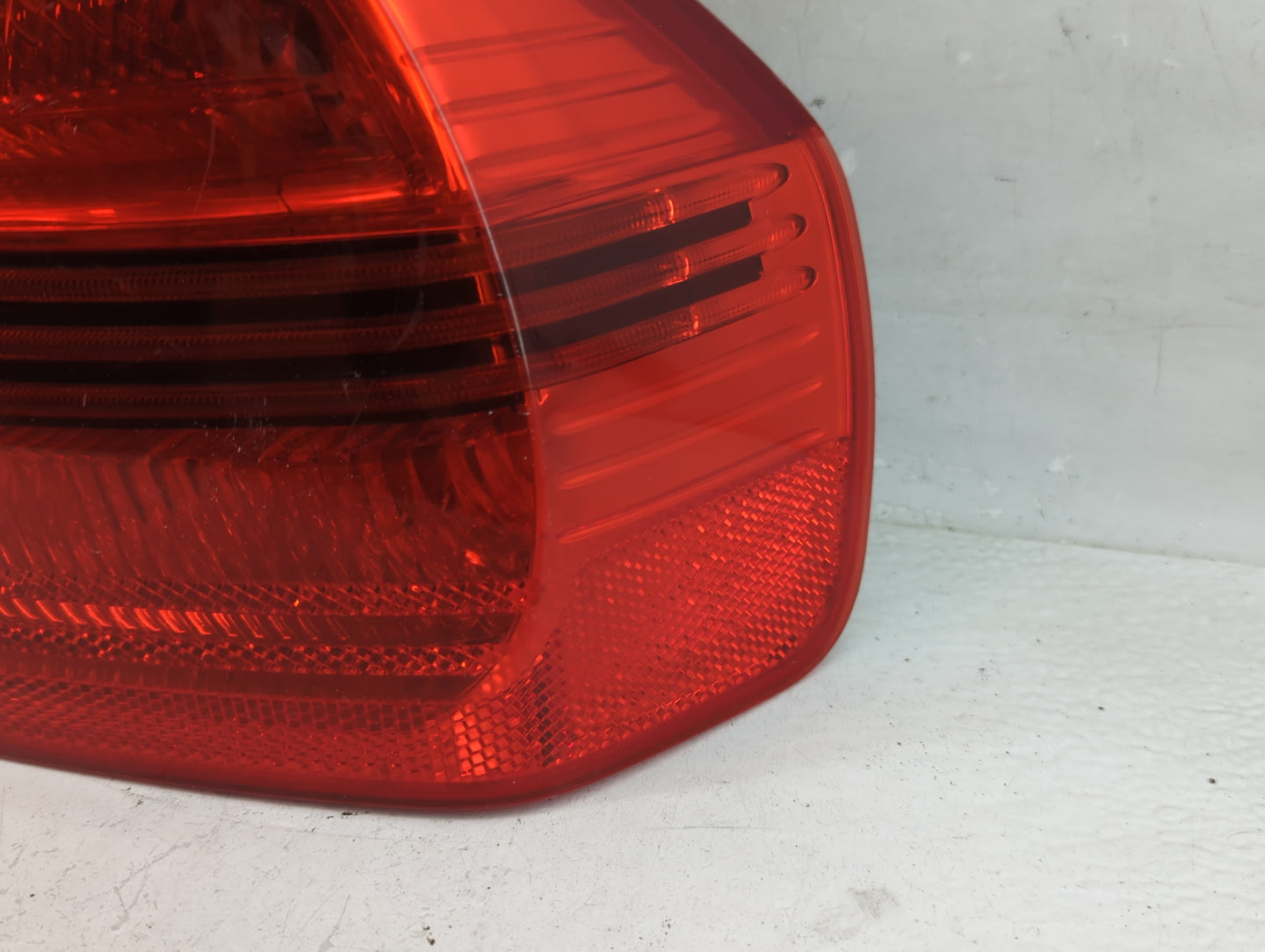 2007-2008 Bmw 335 Tail Light Assembly Passenger Right OEM P/N:7161956 Fits Fits 2006 2007 2008 OEM Used Auto Parts - Oemused