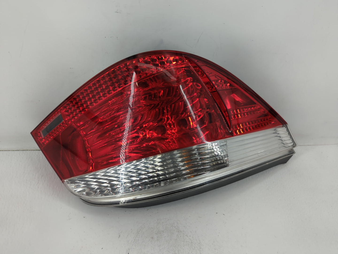 2006-2007 Bmw 550i Tail Light Assembly Driver Left OEM P/N:6 923 305 158 237-03 Fits Fits 2004 2005 2006 2007 OEM Used Auto 