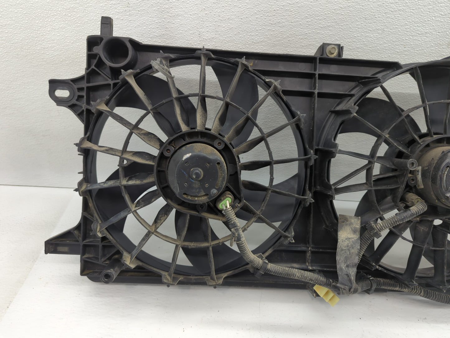 2005-2009 Buick Allure Left Radiator Fan Motor Assembly - Oemusedautoparts1.com