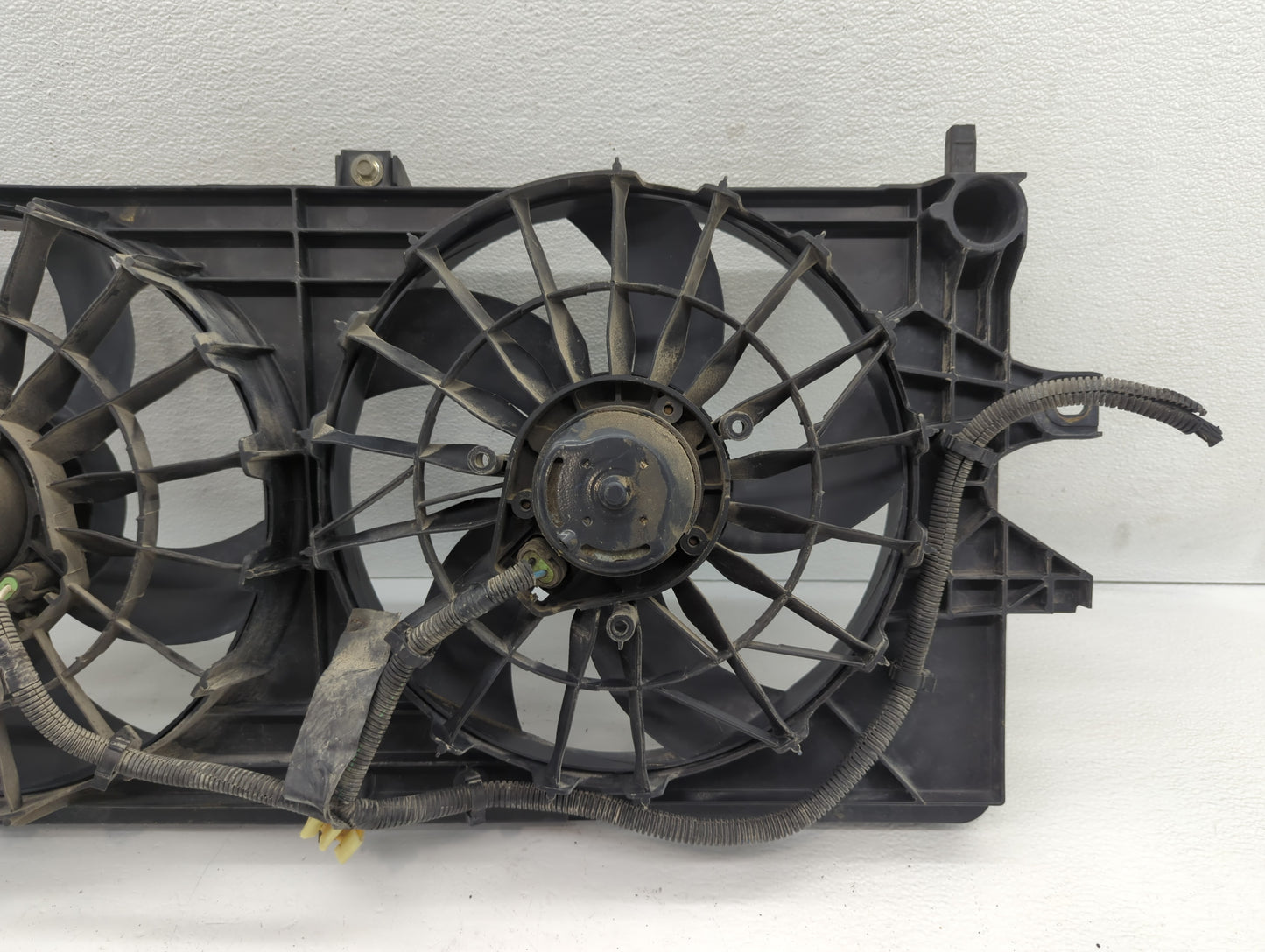 2005-2009 Buick Allure Left Radiator Fan Motor Assembly - Oemusedautoparts1.com