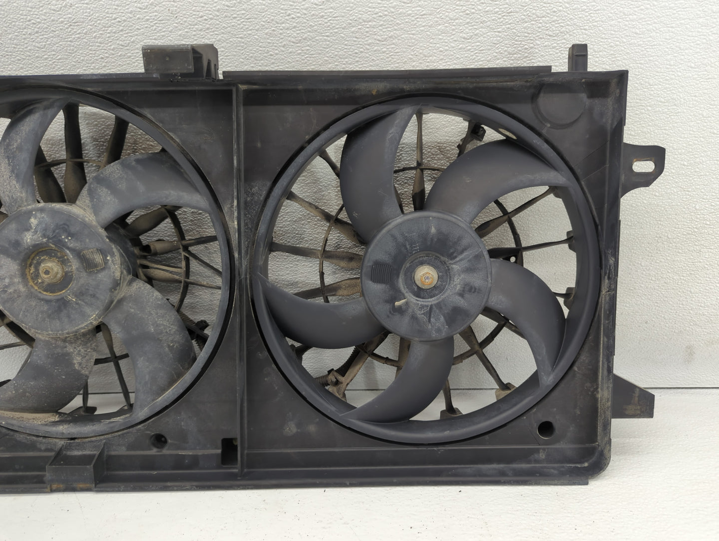 2005-2009 Buick Allure Left Radiator Fan Motor Assembly - Oemusedautoparts1.com