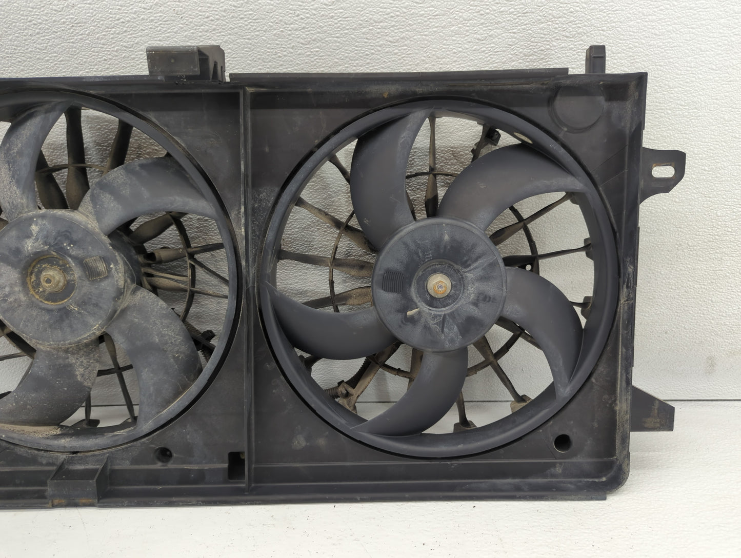 2005-2009 Buick Allure Left Radiator Fan Motor Assembly - Oemusedautoparts1.com