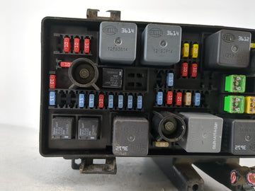 2006-2007 Buick Lucerne Fusebox Fuse Box Panel Relay Module P/N:15947866 Fits Fits 2006 2007 OEM Used Auto Parts