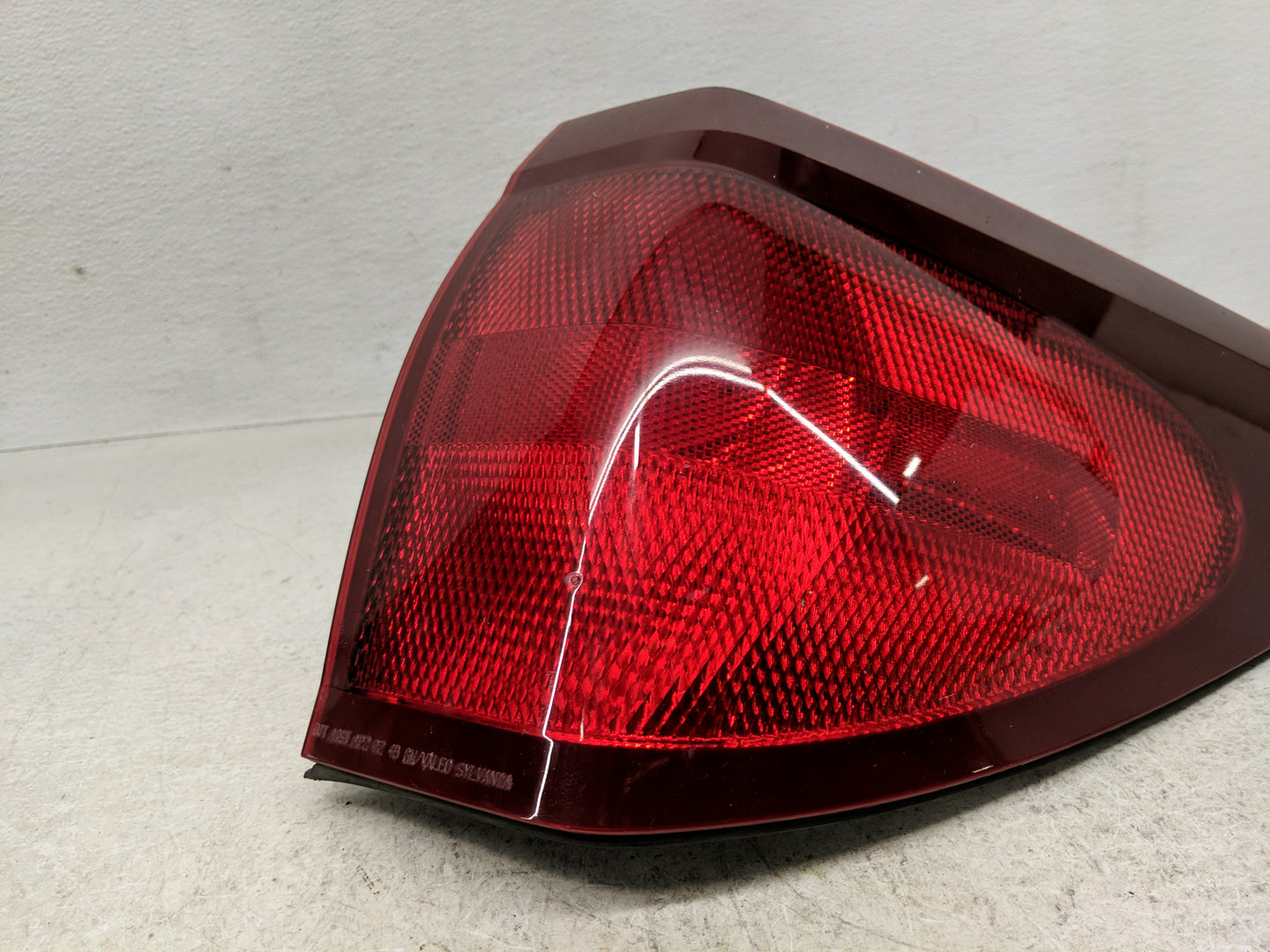 2004-2007 Buick Rendezvous Tail Light Assembly Passenger Right OEM P/N:15281032 Fits Fits 2004 2005 2006 2007 OEM Used Auto 