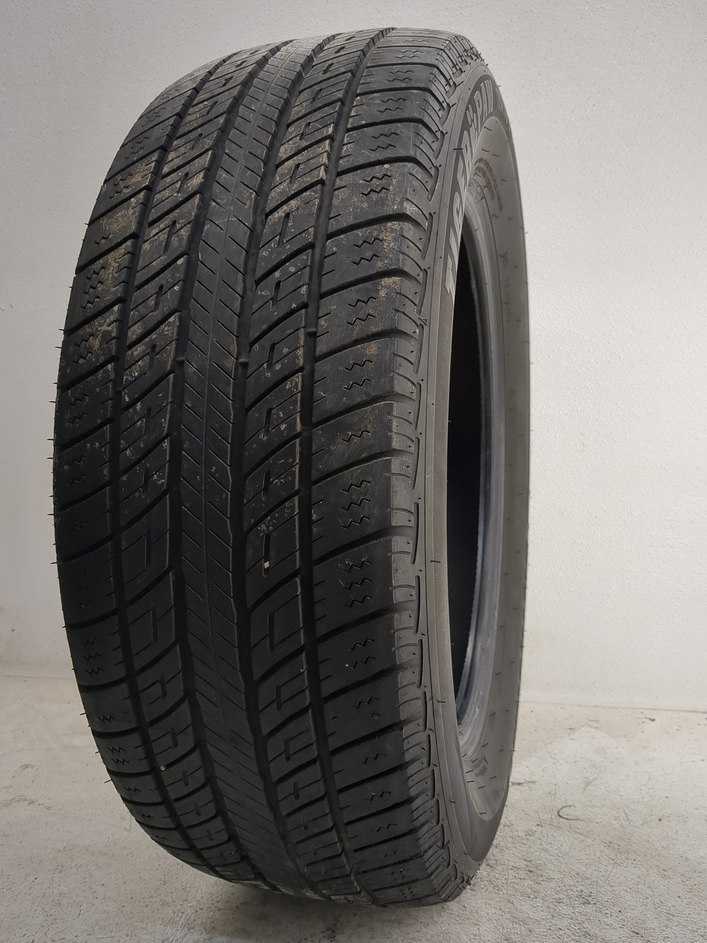 Used Tire 225/60R17 UNIROYAL TIGER PAW TOURING A/S 99H - Tread Depth 9/32 - Oemusedautoparts1.com