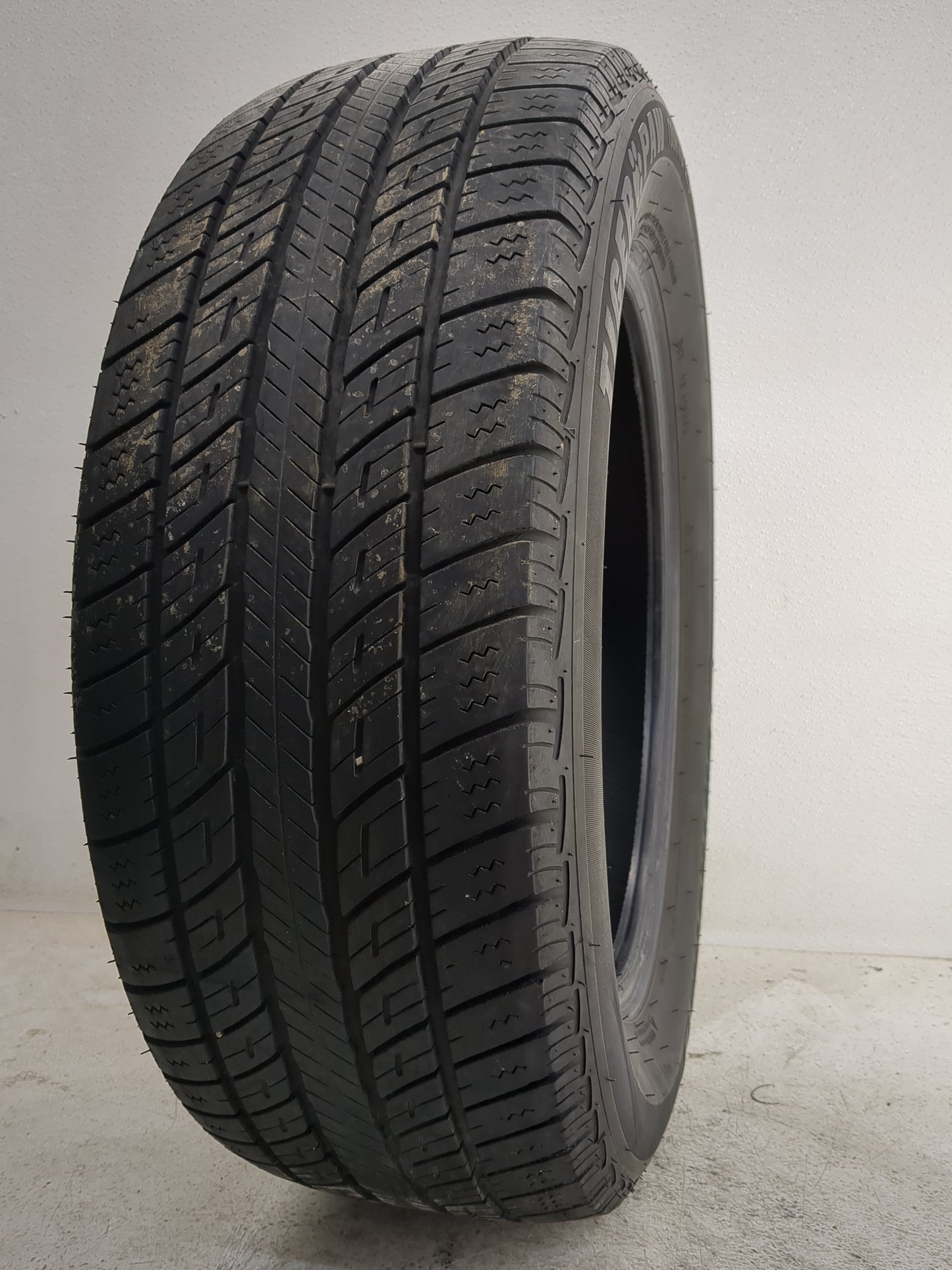 Used Tire 225/60R17 UNIROYAL TIGER PAW TOURING A/S 99H - Tread Depth 9/32 - Oemusedautoparts1.com