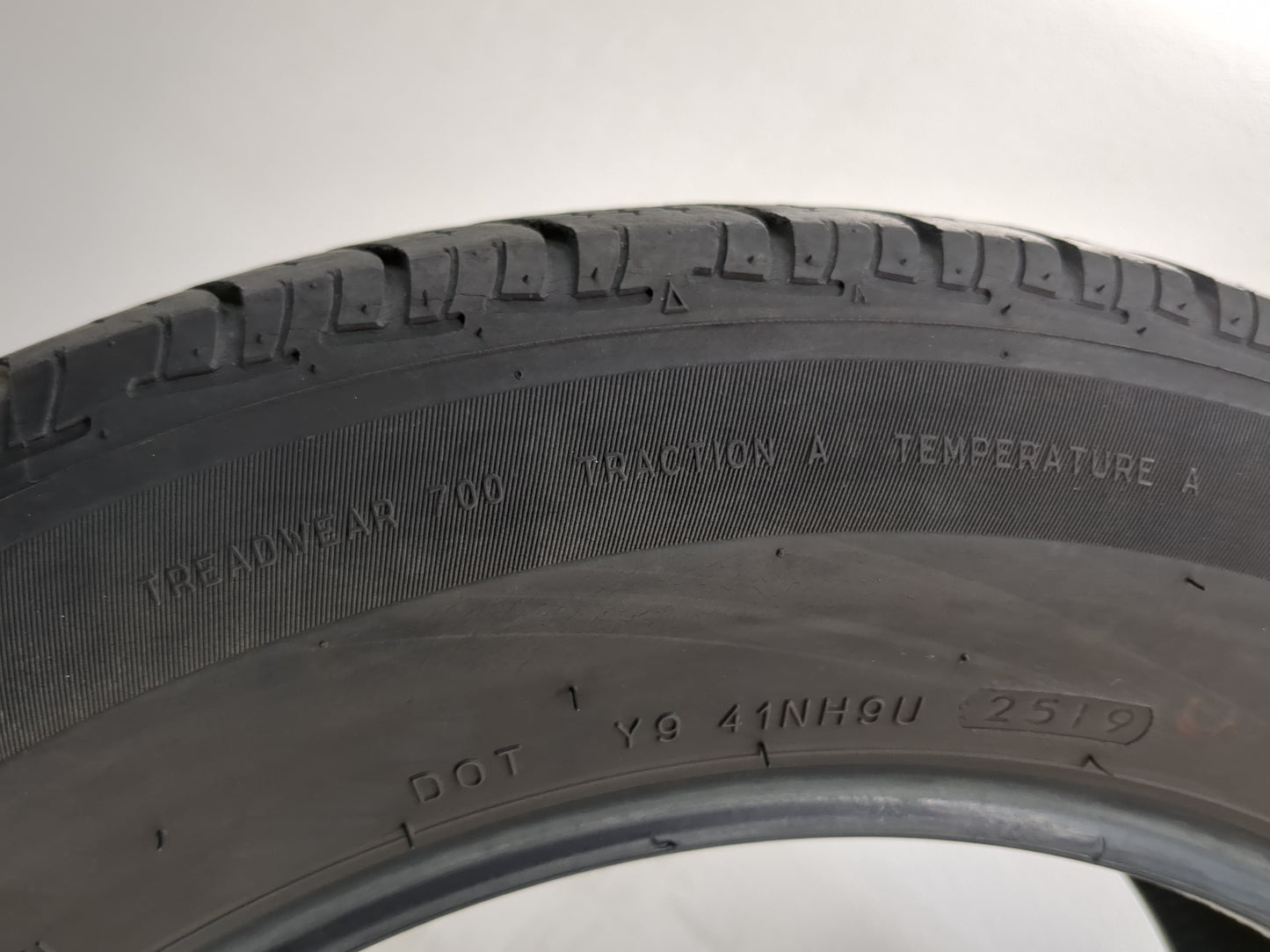 Used Tire 225/60R17 UNIROYAL TIGER PAW TOURING A/S 99H - Tread Depth 9/32 - Oemusedautoparts1.com
