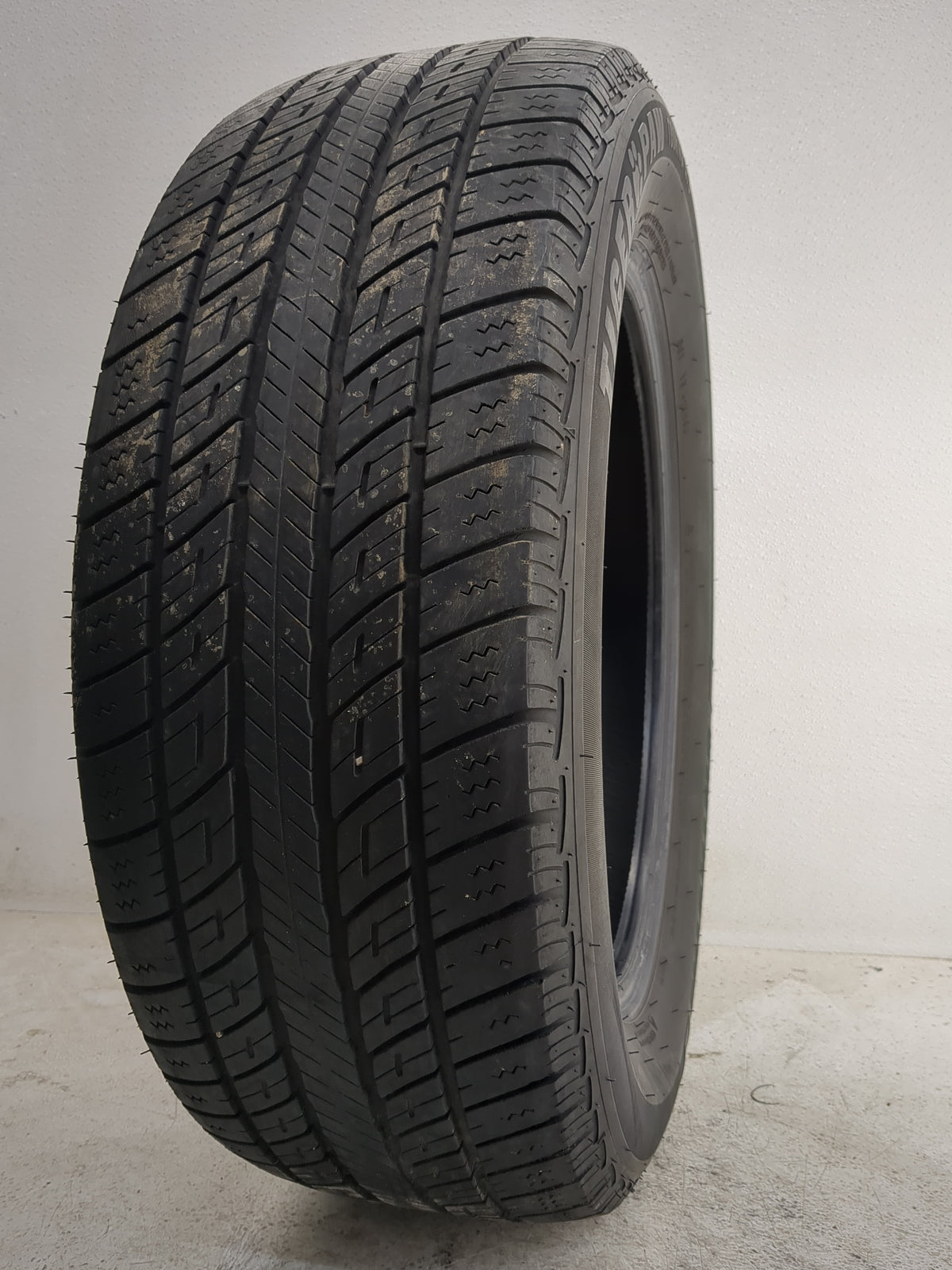 Used Tire 225/60R17 UNIROYAL TIGER PAW TOURING A/S 99H - Tread Depth 9/32 - Oemusedautoparts1.com