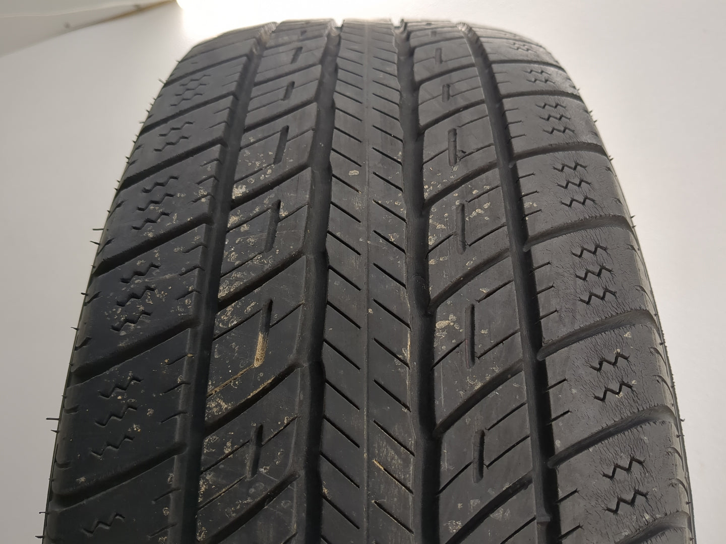 Used Tire 225/60R17 UNIROYAL TIGER PAW TOURING A/S 99H - Tread Depth 9/32 - Oemusedautoparts1.com