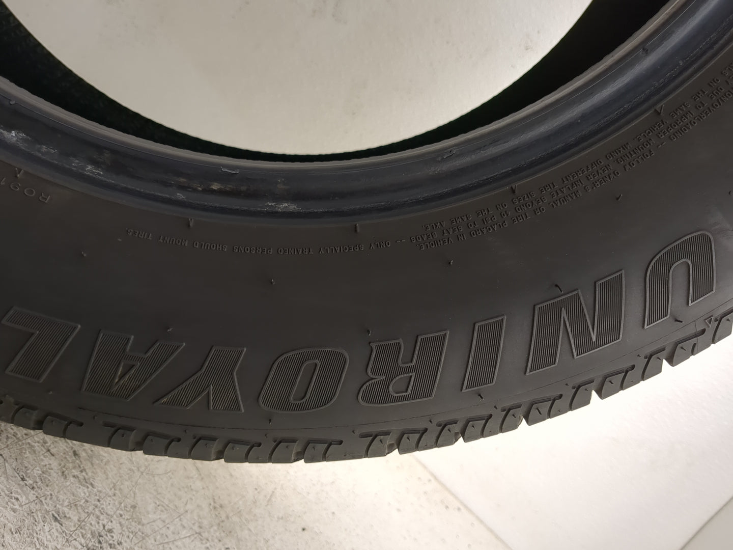 Used Tire 225/60R17 UNIROYAL TIGER PAW TOURING A/S 99H - Tread Depth 9/32 - Oemusedautoparts1.com