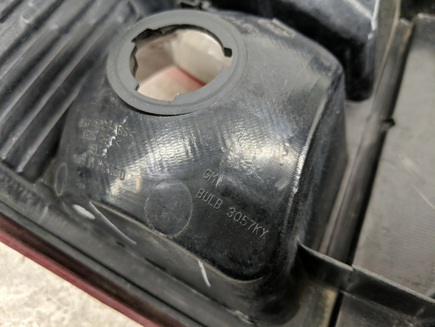 2005-2007 Buick Terraza Tail Light Assembly Passenger Right OEM Fits Fits 2005 2006 2007 2008 2009 OEM Used Auto Parts - Oem
