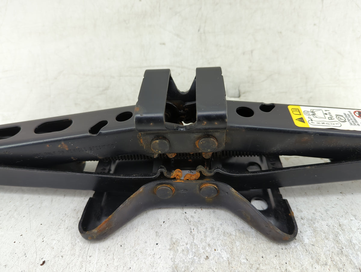 2007 Cadillac Cts Spare Scissor Car Jack 1415344 - Oemusedautoparts1.com