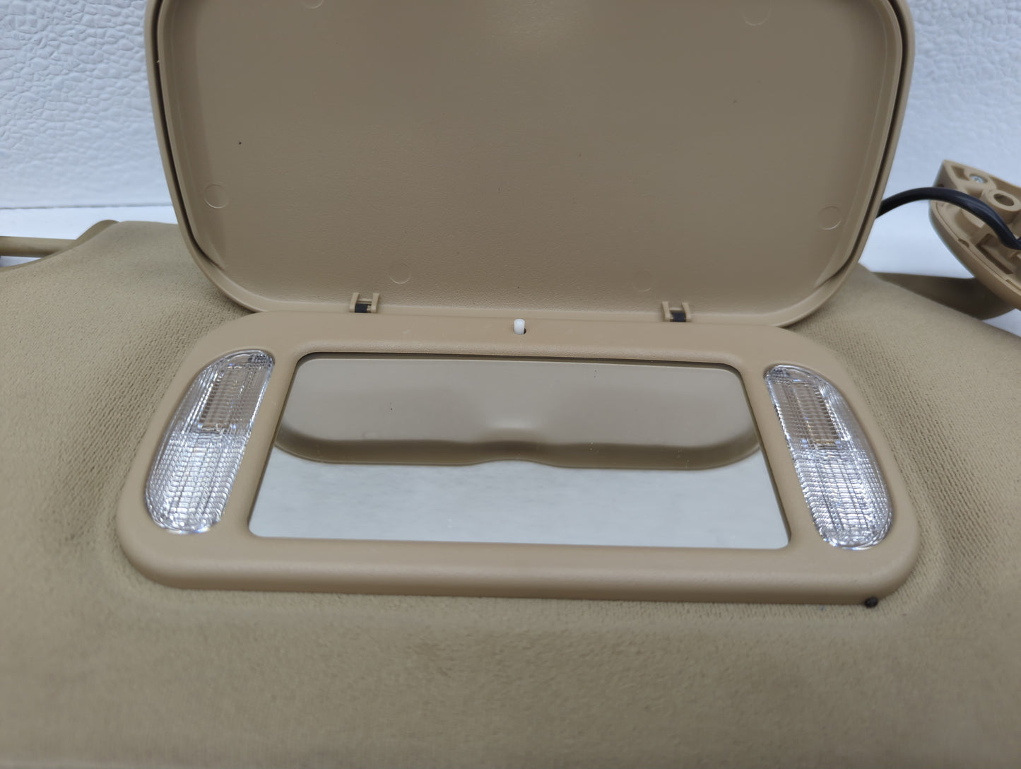 2006-2007 Cadillac Dts Sun Visor Shade Replacement Passenger Right Mirror Fits Fits 2006 2007 OEM Used Auto Parts - Oemuseda