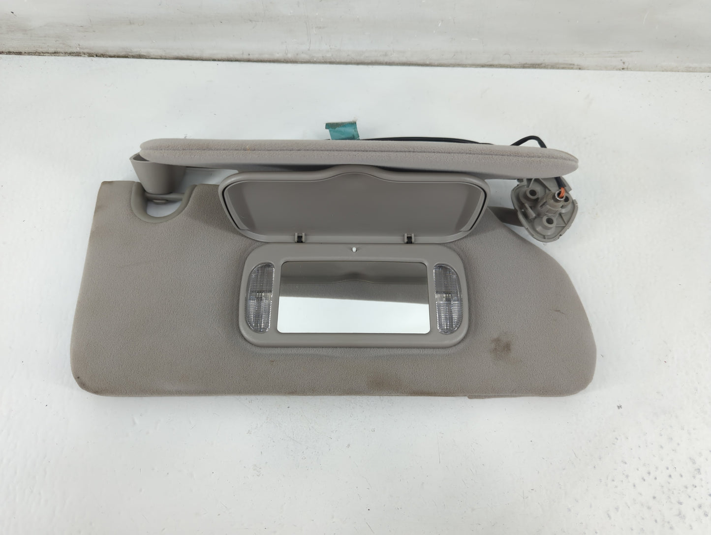 2006-2007 Cadillac Dts Sun Visor Shade Replacement Passenger Right Mirror Fits Fits 2006 2007 OEM Used Auto Parts - Oemuseda