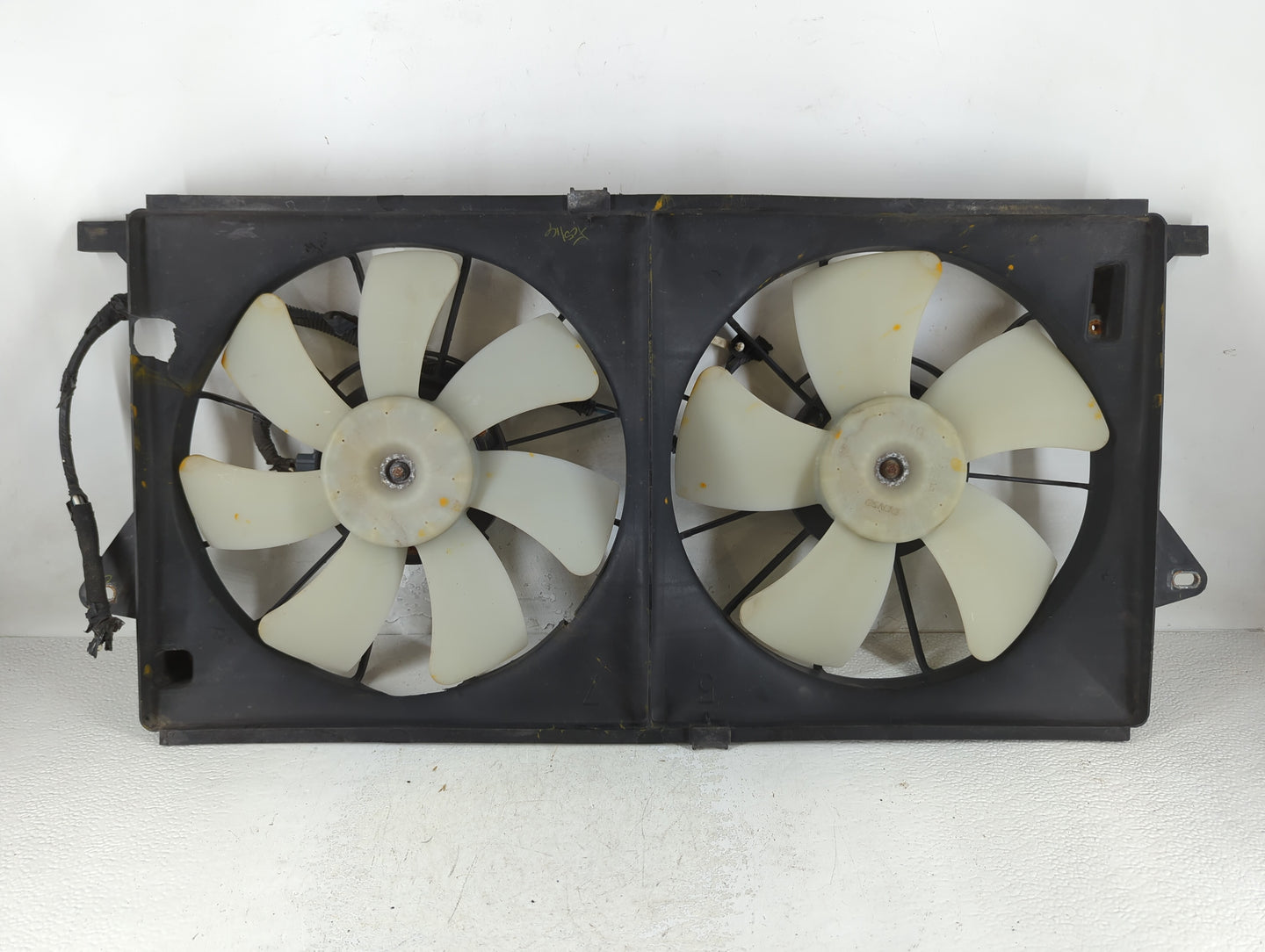 2006-2011 Cadillac Dts Electric Radiator Cooling Fan Motor Assembly Fits Fits 2006 2007 2008 2009 2010 2011 OEM Used Auto Pa